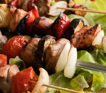 Блюда BBQ на выездном пикнике XO Кейтеринг