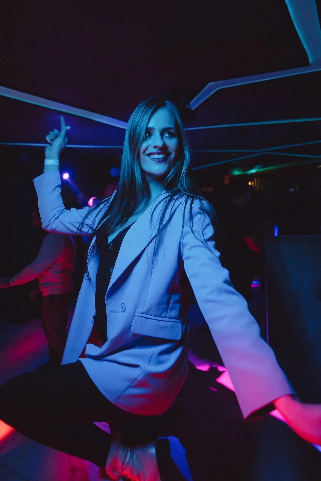Гостья на танцполе XO Complex