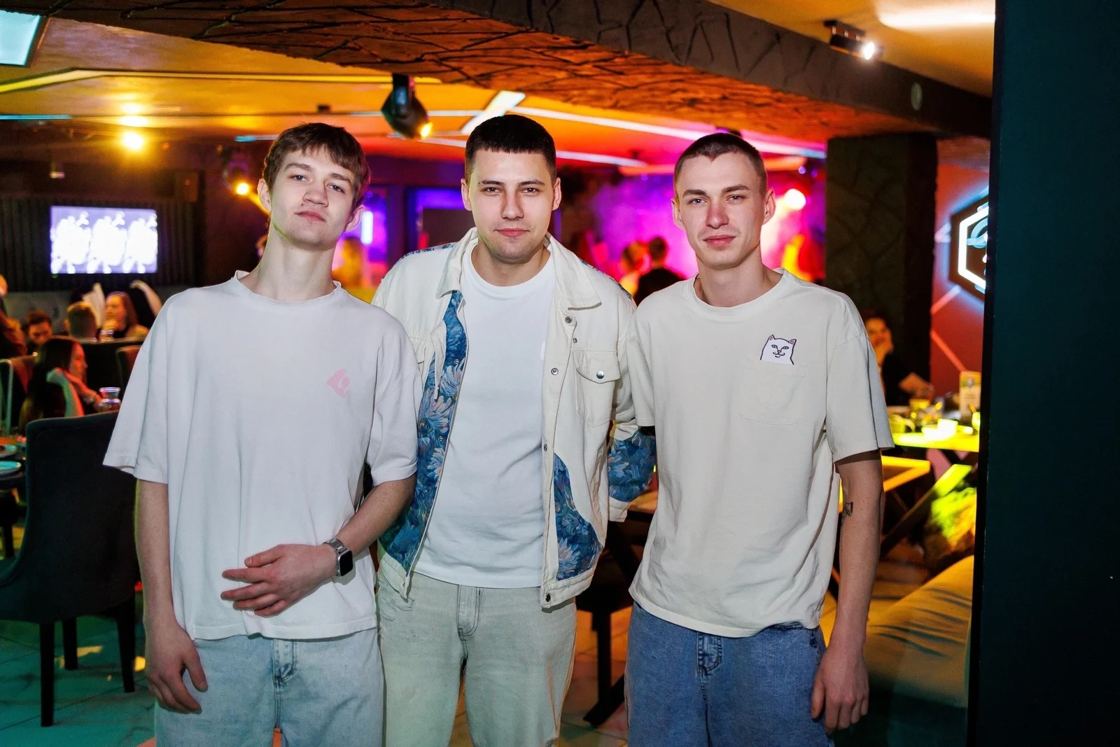 Пятничная ночь в XO: музыка, танцпол и фотографии гостей — изображение 2