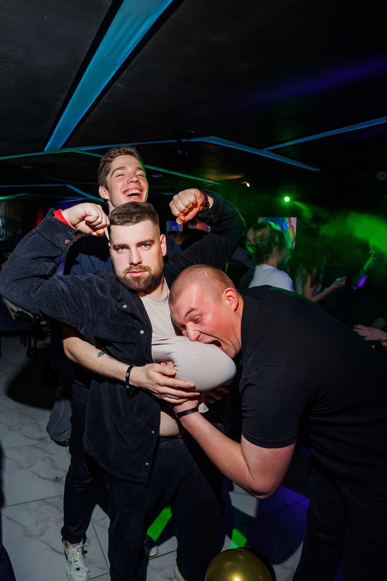 Пятничная ночь в XO: музыка, танцпол и фотографии гостей — изображение 3